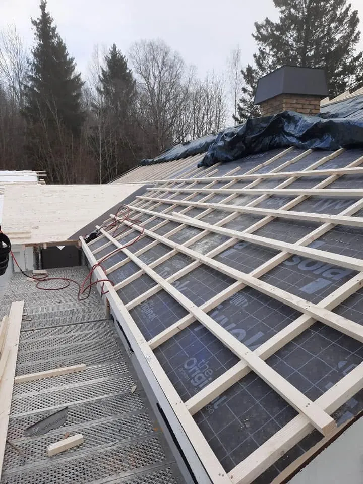 Taket under arbeid, med undertak, sløyfer og lekter